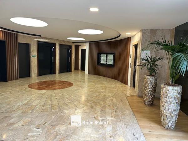 Bureaux à louer avec parkings privatifs à Lyon 6ème proche Part-Dieu