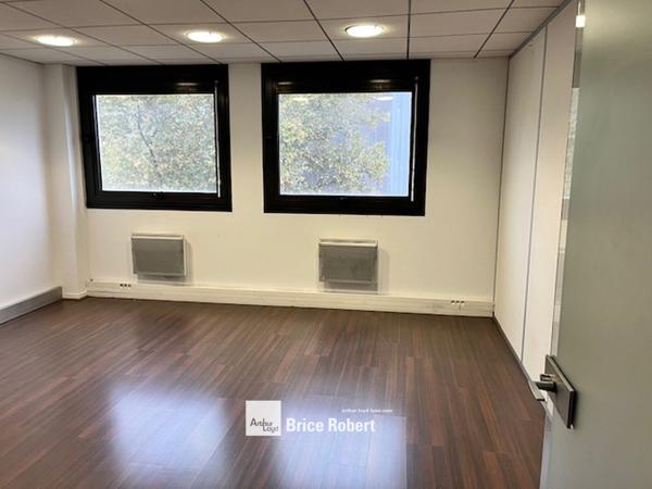 Bureaux à louer avec parkings privatifs à Lyon 6ème proche Part-Dieu