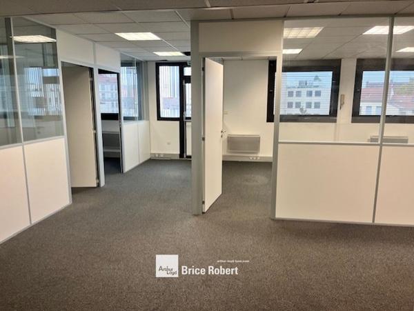 Bureaux à louer avec parkings privatifs à Lyon 6ème proche Part-Dieu