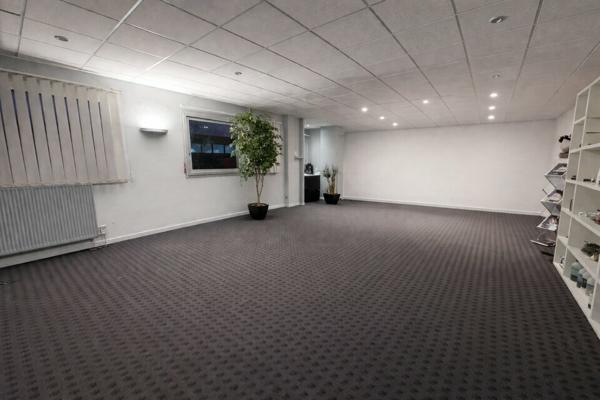 SAINT CYR SUR LOIRE BUREAUX A LOUER 700 M² PARKINGS SHOW ROOM POSSIBLE