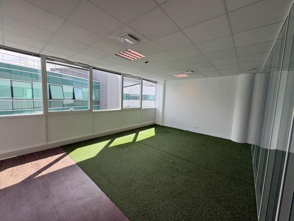 171,17 m2 de bureaux à louer entre les deux gares d'Orléans et de Fleury les Aubrais. Bon standing !