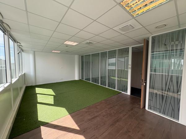 171,17 m2 de bureaux à louer entre les deux gares d'Orléans et de Fleury les Aubrais. Bon standing !