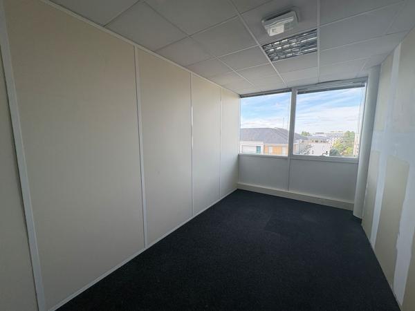 171,17 m2 de bureaux à louer entre les deux gares d'Orléans et de Fleury les Aubrais. Bon standing !