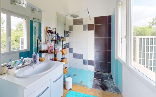 Maison à vendre    6 pièces • 228,45 m2 Saint-Didier-de-Formans