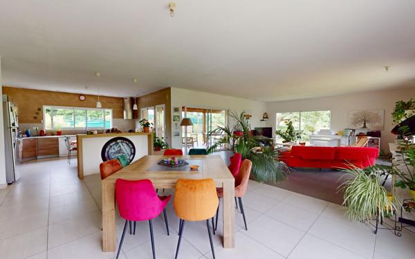 Maison à vendre    6 pièces • 228,45 m2 Saint-Didier-de-Formans