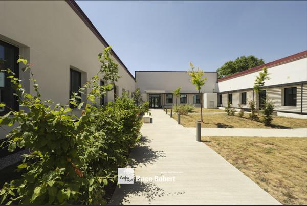 Location bureaux Vénissieux espaces indépendants dans parc arboré