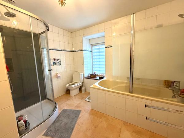 🏡 EXCLUSIVITÉ – MAISON RÉNOVÉE AVEC DÉPENDANCES, GARAGE ET JARDIN CLOS – LOZON (50)