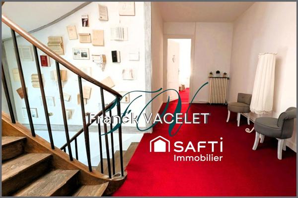 Grande demeure de caractère avec local commercial dans le centre historique