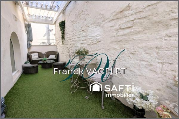 Grande demeure de caractère avec local commercial dans le centre historique