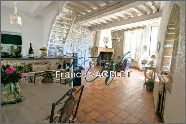 Grande demeure de caractère avec local commercial dans le centre historique