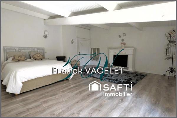 Grande demeure de caractère avec local commercial dans le centre historique