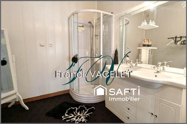 Grande demeure de caractère avec local commercial dans le centre historique