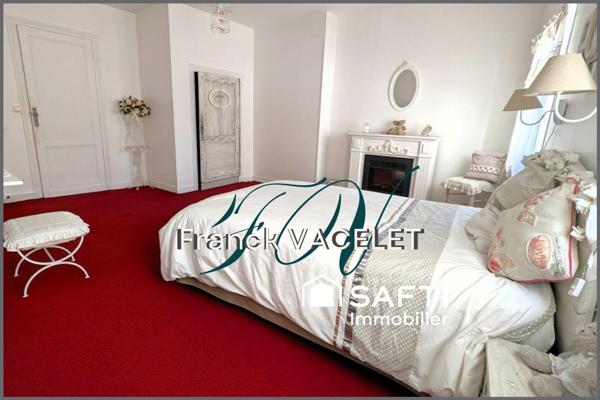 Grande demeure de caractère avec local commercial dans le centre historique