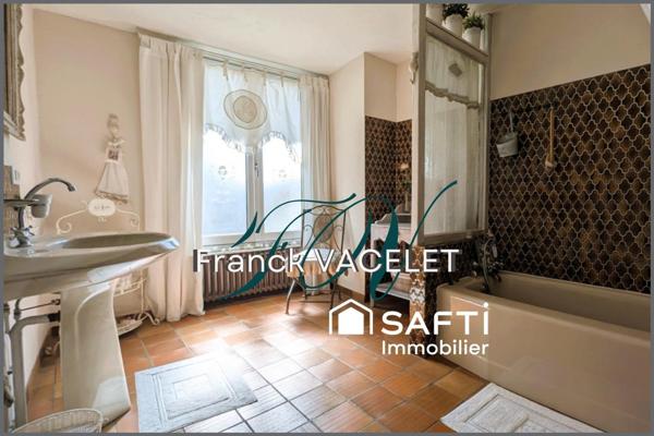 Grande demeure de caractère avec local commercial dans le centre historique