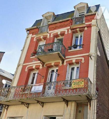 Au premier étage
Un appartement comprenant: entrée, salle/chambre, cuisine aménagée et équipée,...