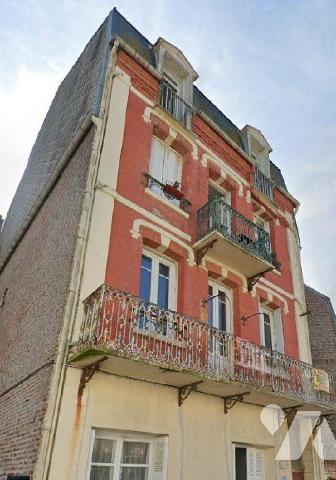 Au premier étage
Un appartement comprenant: entrée, salle/chambre, cuisine aménagée et équipée,...