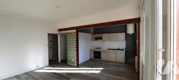 Au premier étage
Un appartement comprenant: entrée, salle/chambre, cuisine aménagée et équipée,...