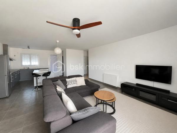 Maison de plain-pied de 74 m² – Construite en 2012 – Au calme en impasse

À vendre, agréable maison de plain-pied construite en 2012, idéalement située au fond d’une impasse, dans un environnement calme et sans vis-à-vis.

D’une superficie de 74 m², elle se compose d’une belle pièce de vie lumineuse de 35 m² avec salon-séjour et cuisine ouverte, offrant un espace convivial et fonctionnel.

La partie nuit comprend deux chambres, une salle d’eau, un WC indépendant ainsi qu’une buanderie.

À l’extérieur, vous profiterez d’une grande terrasse d’environ 100 m², parfaitement exposée, idéale pour les repas en famille ou entre amis. Le terrain est entièrement clôturé, garantissant tranquillité et intimité.

Les prestations comprennent :

•⁠  ⁠Menuiseries PVC.
•⁠  ⁠Volets roulants électriques.
•⁠  ⁠Garage fermé non attenant.

Une maison récente, bien entretenue et fonctionnelle, idéale pour un premier achat, un couple, une petite famille ou un investissement locatif.

N’hésitez pas à me contacter pour plus d’informations ou pour organiser une visite.
