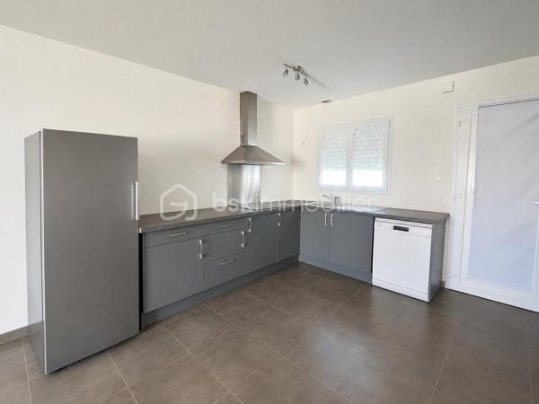 Maison de plain-pied de 74 m² – Construite en 2012 – Au calme en impasse

À vendre, agréable maison de plain-pied construite en 2012, idéalement située au fond d’une impasse, dans un environnement calme et sans vis-à-vis.

D’une superficie de 74 m², elle se compose d’une belle pièce de vie lumineuse de 35 m² avec salon-séjour et cuisine ouverte, offrant un espace convivial et fonctionnel.

La partie nuit comprend deux chambres, une salle d’eau, un WC indépendant ainsi qu’une buanderie.

À l’extérieur, vous profiterez d’une grande terrasse d’environ 100 m², parfaitement exposée, idéale pour les repas en famille ou entre amis. Le terrain est entièrement clôturé, garantissant tranquillité et intimité.

Les prestations comprennent :

•⁠  ⁠Menuiseries PVC.
•⁠  ⁠Volets roulants électriques.
•⁠  ⁠Garage fermé non attenant.

Une maison récente, bien entretenue et fonctionnelle, idéale pour un premier achat, un couple, une petite famille ou un investissement locatif.

N’hésitez pas à me contacter pour plus d’informations ou pour organiser une visite.