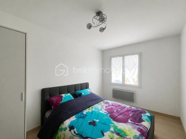 Maison de plain-pied de 74 m² – Construite en 2012 – Au calme en impasse

À vendre, agréable maison de plain-pied construite en 2012, idéalement située au fond d’une impasse, dans un environnement calme et sans vis-à-vis.

D’une superficie de 74 m², elle se compose d’une belle pièce de vie lumineuse de 35 m² avec salon-séjour et cuisine ouverte, offrant un espace convivial et fonctionnel.

La partie nuit comprend deux chambres, une salle d’eau, un WC indépendant ainsi qu’une buanderie.

À l’extérieur, vous profiterez d’une grande terrasse d’environ 100 m², parfaitement exposée, idéale pour les repas en famille ou entre amis. Le terrain est entièrement clôturé, garantissant tranquillité et intimité.

Les prestations comprennent :

•⁠  ⁠Menuiseries PVC.
•⁠  ⁠Volets roulants électriques.
•⁠  ⁠Garage fermé non attenant.

Une maison récente, bien entretenue et fonctionnelle, idéale pour un premier achat, un couple, une petite famille ou un investissement locatif.

N’hésitez pas à me contacter pour plus d’informations ou pour organiser une visite.