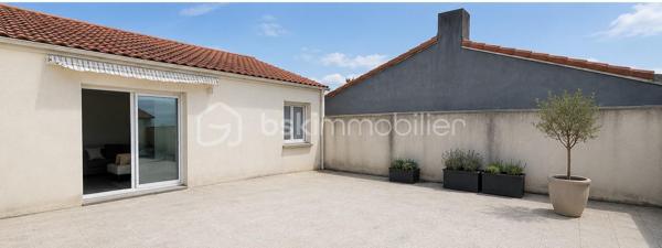 Maison de plain-pied de 74 m² – Construite en 2012 – Au calme en impasse

À vendre, agréable maison de plain-pied construite en 2012, idéalement située au fond d’une impasse, dans un environnement calme et sans vis-à-vis.

D’une superficie de 74 m², elle se compose d’une belle pièce de vie lumineuse de 35 m² avec salon-séjour et cuisine ouverte, offrant un espace convivial et fonctionnel.

La partie nuit comprend deux chambres, une salle d’eau, un WC indépendant ainsi qu’une buanderie.

À l’extérieur, vous profiterez d’une grande terrasse d’environ 100 m², parfaitement exposée, idéale pour les repas en famille ou entre amis. Le terrain est entièrement clôturé, garantissant tranquillité et intimité.

Les prestations comprennent :

•⁠  ⁠Menuiseries PVC.
•⁠  ⁠Volets roulants électriques.
•⁠  ⁠Garage fermé non attenant.

Une maison récente, bien entretenue et fonctionnelle, idéale pour un premier achat, un couple, une petite famille ou un investissement locatif.

N’hésitez pas à me contacter pour plus d’informations ou pour organiser une visite.