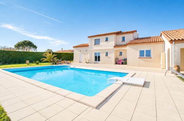 Maison avec local à vendre sur LAYRAC de 206 m², vue dégagée comprenant 5 pièces, 4 chambres, piscine, terrasse et carport.