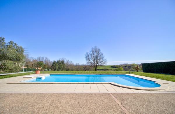 Maison avec local à vendre sur LAYRAC de 206 m², vue dégagée comprenant 5 pièces, 4 chambres, piscine, terrasse et carport.