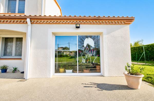 Maison avec local à vendre sur LAYRAC de 206 m², vue dégagée comprenant 5 pièces, 4 chambres, piscine, terrasse et carport.