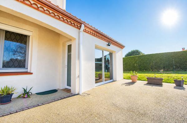 Maison avec local à vendre sur LAYRAC de 206 m², vue dégagée comprenant 5 pièces, 4 chambres, piscine, terrasse et carport.