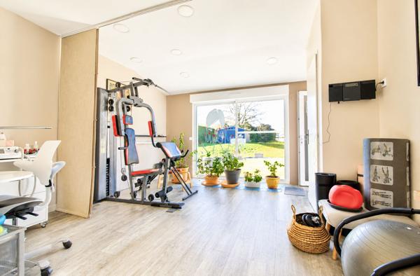 Maison avec local à vendre sur LAYRAC de 206 m², vue dégagée comprenant 5 pièces, 4 chambres, piscine, terrasse et carport.