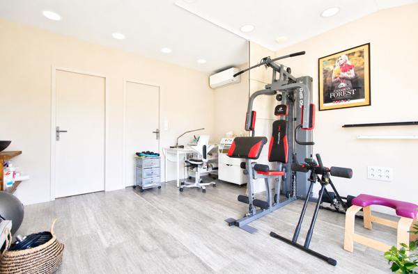Maison avec local à vendre sur LAYRAC de 206 m², vue dégagée comprenant 5 pièces, 4 chambres, piscine, terrasse et carport.