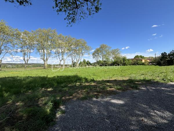 Terrain de 1 033 m²
