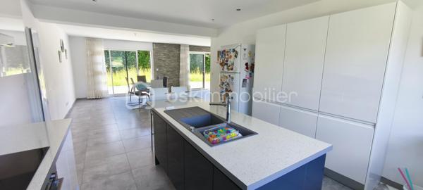 Découvrez cette superbe maison contemporaine de 229 M2, offrant de beaux volumes, une luminosité exceptionnelle et des prestations idéales pour une vie de famille.
Dés l'entrée, vous serez séduits par sa spacieuse pièce de vie baignée de lumière, ouverte sur l'extérieur créant un cadre de vie chaleureux et convivial.
Elle propose 5 belles chambres dont une au rez-de-chaussée permettant une véritable autonomie de plain pied, 1 salle de bain et une salle d'eau, 2 wc indépendants (un à l'étage et un au rez-de-chaussée), un grand garage offrant un bel espace de stationnement et de rangement.
A l'extérieur, vous profiterez d'un jardin de 700m2 ainsi que d'une terrasse carrelée. 
Située dans un village recherché, cette maison bénéficie d'un emplacement privilégié, à proximité de toutes commodités, des axes autoroutiers et du CHU Sud.
A visiter sans tarder !!