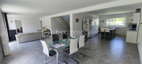 Découvrez cette superbe maison contemporaine de 229 M2, offrant de beaux volumes, une luminosité exceptionnelle et des prestations idéales pour une vie de famille.
Dés l'entrée, vous serez séduits par sa spacieuse pièce de vie baignée de lumière, ouverte sur l'extérieur créant un cadre de vie chaleureux et convivial.
Elle propose 5 belles chambres dont une au rez-de-chaussée permettant une véritable autonomie de plain pied, 1 salle de bain et une salle d'eau, 2 wc indépendants (un à l'étage et un au rez-de-chaussée), un grand garage offrant un bel espace de stationnement et de rangement.
A l'extérieur, vous profiterez d'un jardin de 700m2 ainsi que d'une terrasse carrelée. 
Située dans un village recherché, cette maison bénéficie d'un emplacement privilégié, à proximité de toutes commodités, des axes autoroutiers et du CHU Sud.
A visiter sans tarder !!