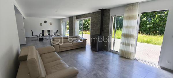 Découvrez cette superbe maison contemporaine de 229 M2, offrant de beaux volumes, une luminosité exceptionnelle et des prestations idéales pour une vie de famille.
Dés l'entrée, vous serez séduits par sa spacieuse pièce de vie baignée de lumière, ouverte sur l'extérieur créant un cadre de vie chaleureux et convivial.
Elle propose 5 belles chambres dont une au rez-de-chaussée permettant une véritable autonomie de plain pied, 1 salle de bain et une salle d'eau, 2 wc indépendants (un à l'étage et un au rez-de-chaussée), un grand garage offrant un bel espace de stationnement et de rangement.
A l'extérieur, vous profiterez d'un jardin de 700m2 ainsi que d'une terrasse carrelée. 
Située dans un village recherché, cette maison bénéficie d'un emplacement privilégié, à proximité de toutes commodités, des axes autoroutiers et du CHU Sud.
A visiter sans tarder !!