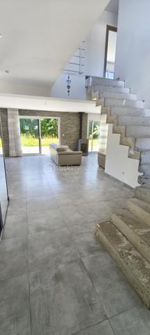 Découvrez cette superbe maison contemporaine de 229 M2, offrant de beaux volumes, une luminosité exceptionnelle et des prestations idéales pour une vie de famille.
Dés l'entrée, vous serez séduits par sa spacieuse pièce de vie baignée de lumière, ouverte sur l'extérieur créant un cadre de vie chaleureux et convivial.
Elle propose 5 belles chambres dont une au rez-de-chaussée permettant une véritable autonomie de plain pied, 1 salle de bain et une salle d'eau, 2 wc indépendants (un à l'étage et un au rez-de-chaussée), un grand garage offrant un bel espace de stationnement et de rangement.
A l'extérieur, vous profiterez d'un jardin de 700m2 ainsi que d'une terrasse carrelée. 
Située dans un village recherché, cette maison bénéficie d'un emplacement privilégié, à proximité de toutes commodités, des axes autoroutiers et du CHU Sud.
A visiter sans tarder !!