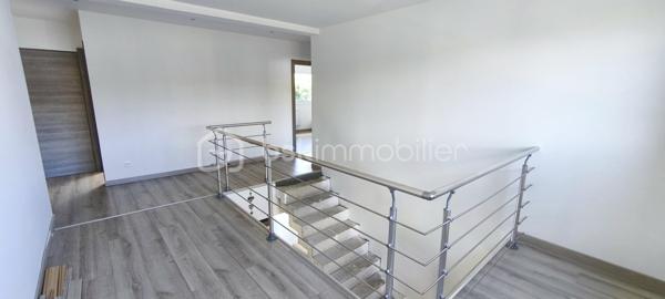 Découvrez cette superbe maison contemporaine de 229 M2, offrant de beaux volumes, une luminosité exceptionnelle et des prestations idéales pour une vie de famille.
Dés l'entrée, vous serez séduits par sa spacieuse pièce de vie baignée de lumière, ouverte sur l'extérieur créant un cadre de vie chaleureux et convivial.
Elle propose 5 belles chambres dont une au rez-de-chaussée permettant une véritable autonomie de plain pied, 1 salle de bain et une salle d'eau, 2 wc indépendants (un à l'étage et un au rez-de-chaussée), un grand garage offrant un bel espace de stationnement et de rangement.
A l'extérieur, vous profiterez d'un jardin de 700m2 ainsi que d'une terrasse carrelée. 
Située dans un village recherché, cette maison bénéficie d'un emplacement privilégié, à proximité de toutes commodités, des axes autoroutiers et du CHU Sud.
A visiter sans tarder !!