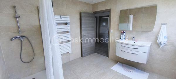 Découvrez cette superbe maison contemporaine de 229 M2, offrant de beaux volumes, une luminosité exceptionnelle et des prestations idéales pour une vie de famille.
Dés l'entrée, vous serez séduits par sa spacieuse pièce de vie baignée de lumière, ouverte sur l'extérieur créant un cadre de vie chaleureux et convivial.
Elle propose 5 belles chambres dont une au rez-de-chaussée permettant une véritable autonomie de plain pied, 1 salle de bain et une salle d'eau, 2 wc indépendants (un à l'étage et un au rez-de-chaussée), un grand garage offrant un bel espace de stationnement et de rangement.
A l'extérieur, vous profiterez d'un jardin de 700m2 ainsi que d'une terrasse carrelée. 
Située dans un village recherché, cette maison bénéficie d'un emplacement privilégié, à proximité de toutes commodités, des axes autoroutiers et du CHU Sud.
A visiter sans tarder !!