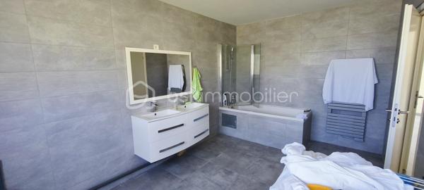 Découvrez cette superbe maison contemporaine de 229 M2, offrant de beaux volumes, une luminosité exceptionnelle et des prestations idéales pour une vie de famille.
Dés l'entrée, vous serez séduits par sa spacieuse pièce de vie baignée de lumière, ouverte sur l'extérieur créant un cadre de vie chaleureux et convivial.
Elle propose 5 belles chambres dont une au rez-de-chaussée permettant une véritable autonomie de plain pied, 1 salle de bain et une salle d'eau, 2 wc indépendants (un à l'étage et un au rez-de-chaussée), un grand garage offrant un bel espace de stationnement et de rangement.
A l'extérieur, vous profiterez d'un jardin de 700m2 ainsi que d'une terrasse carrelée. 
Située dans un village recherché, cette maison bénéficie d'un emplacement privilégié, à proximité de toutes commodités, des axes autoroutiers et du CHU Sud.
A visiter sans tarder !!