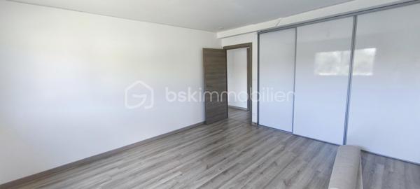 Découvrez cette superbe maison contemporaine de 229 M2, offrant de beaux volumes, une luminosité exceptionnelle et des prestations idéales pour une vie de famille.
Dés l'entrée, vous serez séduits par sa spacieuse pièce de vie baignée de lumière, ouverte sur l'extérieur créant un cadre de vie chaleureux et convivial.
Elle propose 5 belles chambres dont une au rez-de-chaussée permettant une véritable autonomie de plain pied, 1 salle de bain et une salle d'eau, 2 wc indépendants (un à l'étage et un au rez-de-chaussée), un grand garage offrant un bel espace de stationnement et de rangement.
A l'extérieur, vous profiterez d'un jardin de 700m2 ainsi que d'une terrasse carrelée. 
Située dans un village recherché, cette maison bénéficie d'un emplacement privilégié, à proximité de toutes commodités, des axes autoroutiers et du CHU Sud.
A visiter sans tarder !!