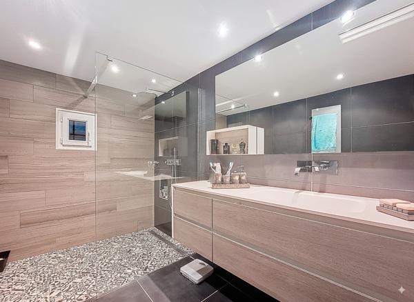 Propriété rénovée avec raffinement Vue panoramique Piscine