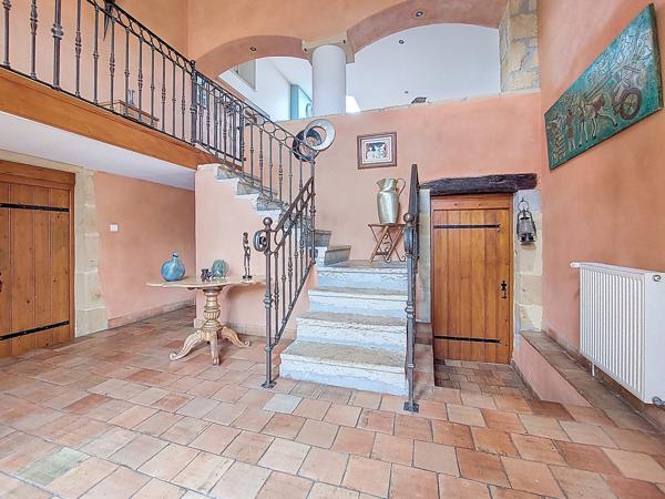 Propriété rénovée avec raffinement Vue panoramique Piscine