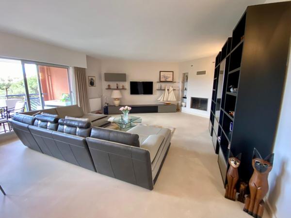 Au sein d'un domaine privé et sécurisé, un bel et spacieux appartement de 125 m2