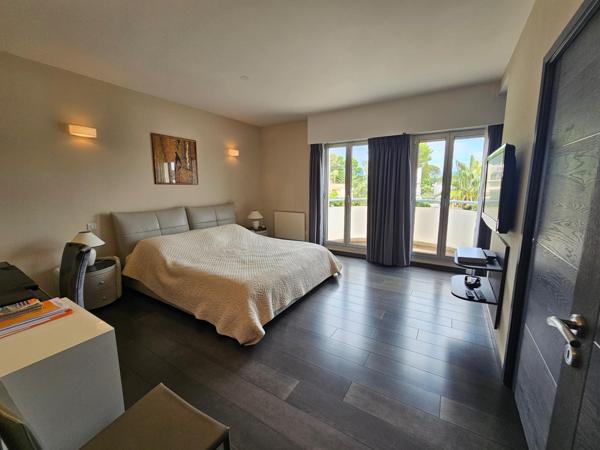 Au sein d'un domaine privé et sécurisé, un bel et spacieux appartement de 125 m2