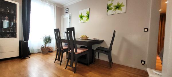 Paris (75018) BEAU 3P TRAVERSANT - PLEIN SUD - BALCON