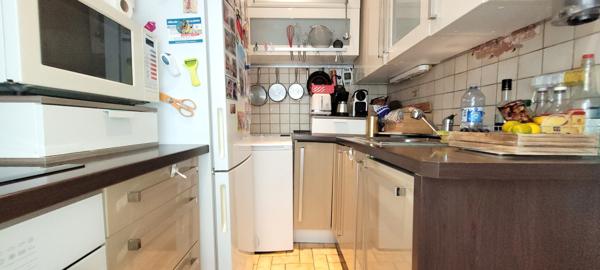 Paris (75018) BEAU 3P TRAVERSANT - PLEIN SUD - BALCON