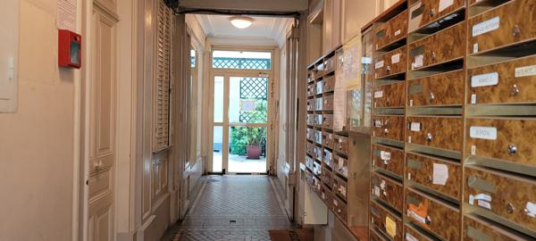 Paris (75018) BEAU 3P TRAVERSANT - PLEIN SUD - BALCON