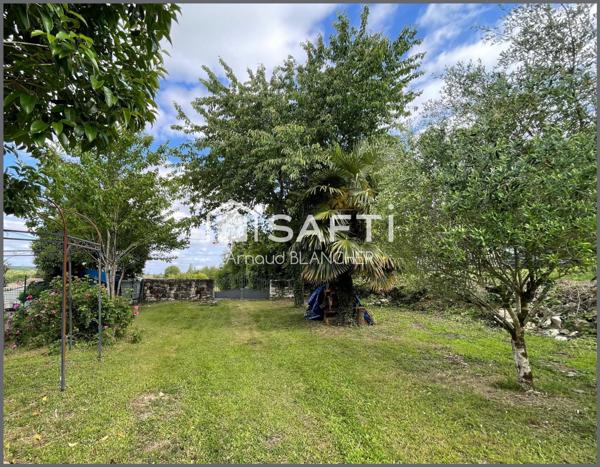 Charmante maison de ville en pierre à rafraîchir entièrement dans quartier calme, belle pièce de vie, terrasse, 3 chambres, joli jardin.