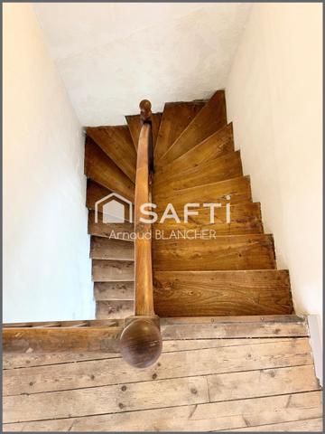 Charmante maison de ville en pierre à rafraîchir entièrement dans quartier calme, belle pièce de vie, terrasse, 3 chambres, joli jardin.