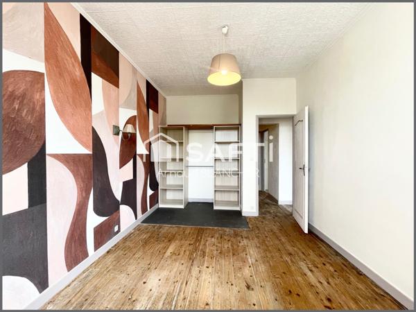 Charmante maison de ville en pierre à rafraîchir entièrement dans quartier calme, belle pièce de vie, terrasse, 3 chambres, joli jardin.